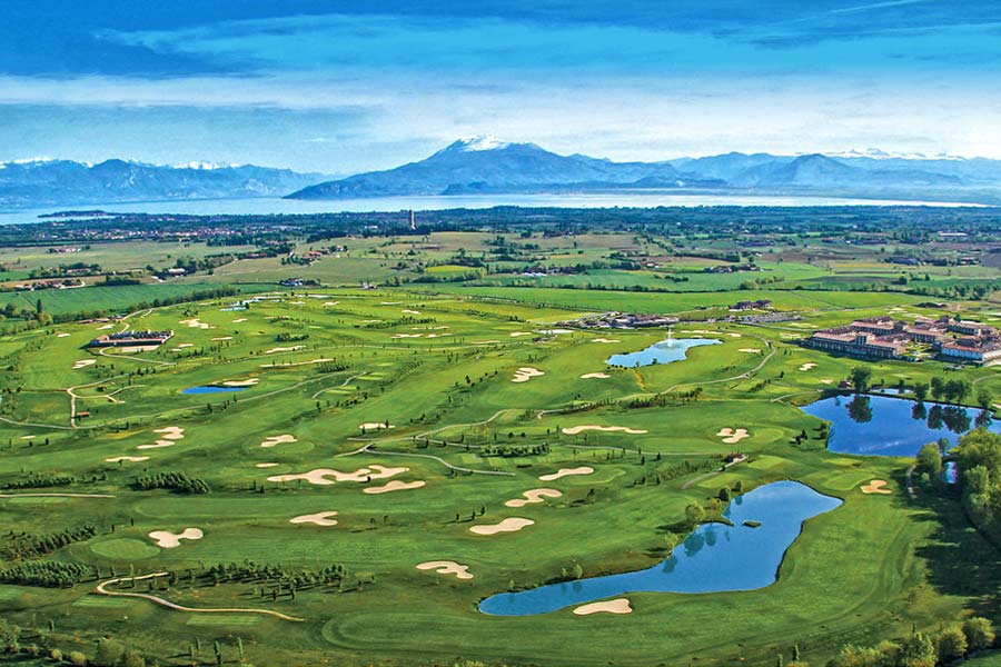Panoramablick über eine große Golfanlage