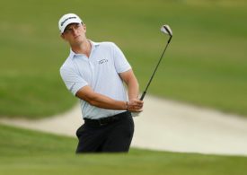 Golfer Lukas Euler schaut dem geschlagenen Ball hinterher