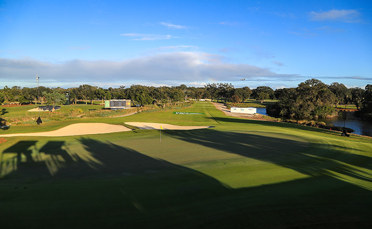 Blick über einen Golfplatz mit Sandbunkern und Wasserhindernis