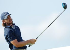 Tommy Fleetwood schaut einem geschlagenen Golfball hinterher