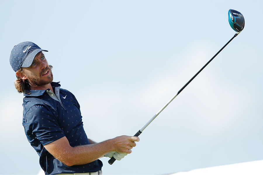 Tommy Fleetwood schaut einem geschlagenen Golfball hinterher