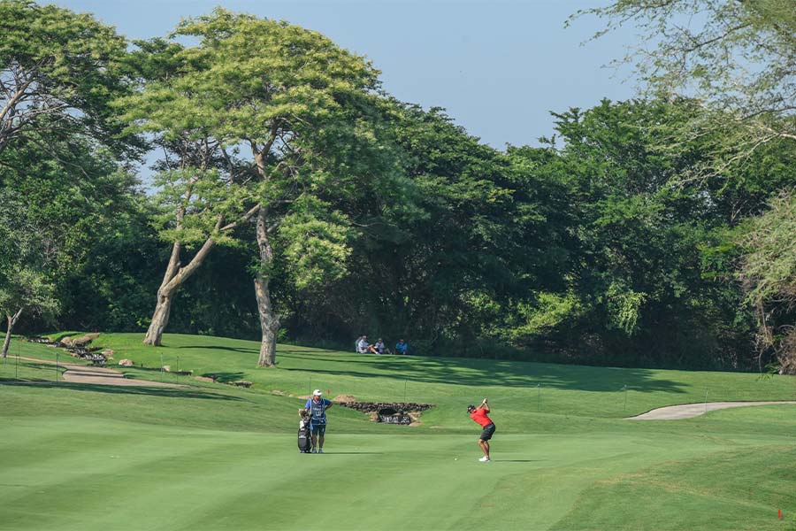 Ein großer Golfplatz mit Golfspielern in der Mitte