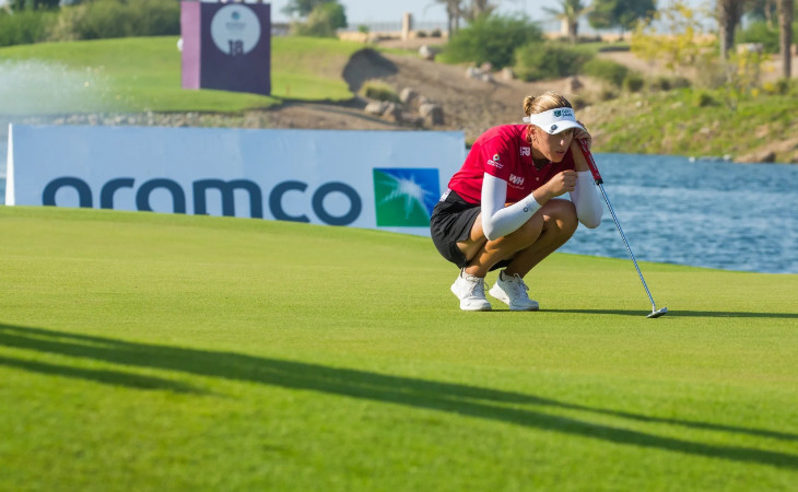 Golferin Chiara Noja in der Hocke