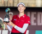 Golferin Chiara Noja präsentiert eine Trophäe