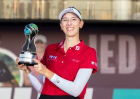 Golferin Chiara Noja präsentiert eine Trophäe
