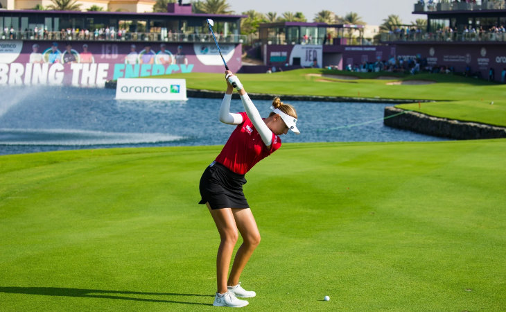 Golferin Chiara Noja beim Abschlag vor einem Wasserhindernis