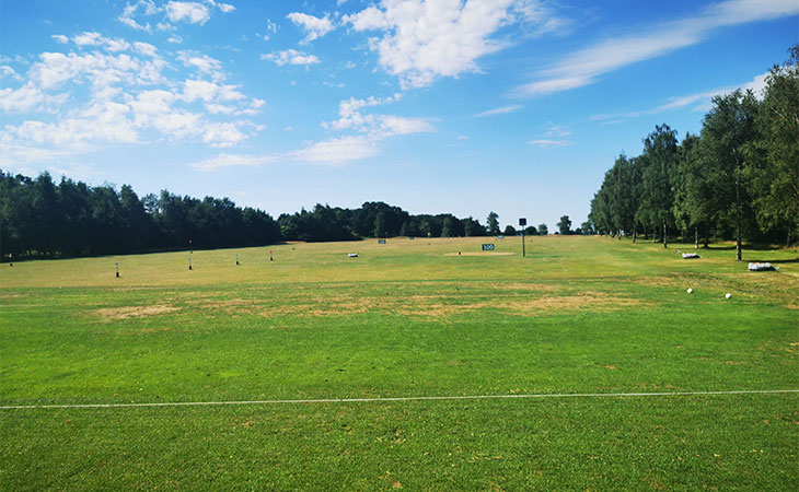 Eine große Golfwiese