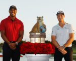 Tiger Woods und Viktor Hovland stehen neben einer Trophäe