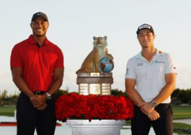 Tiger Woods und Viktor Hovland stehen neben einer Trophäe