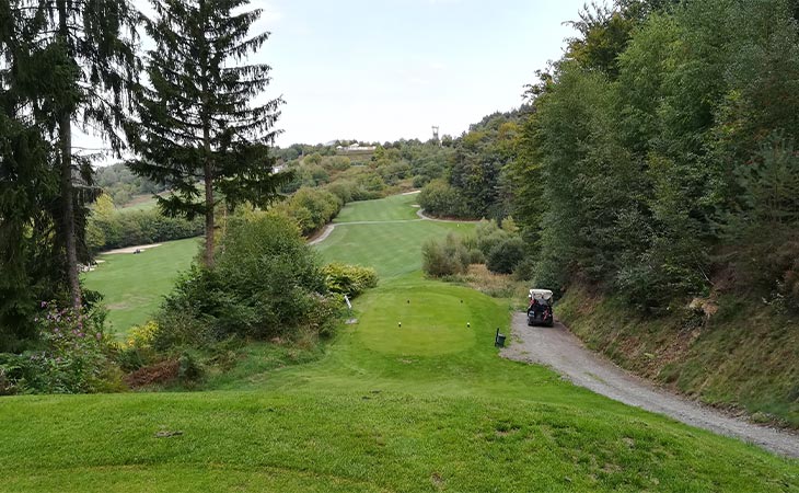 Ein Golfplatz fotografiert vom obersten Punkt des Berges