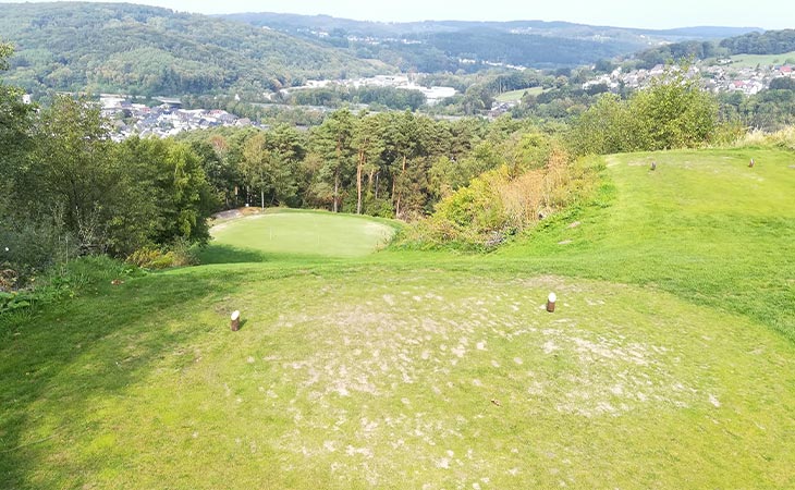 Ein Bild von einem Golfplatz von oben