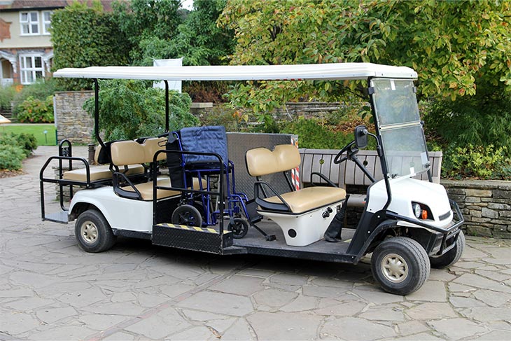 Ein weißes längeres Golfcar