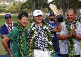 Der Golfspieler Si Woo Kim hält ein Pokal hoch