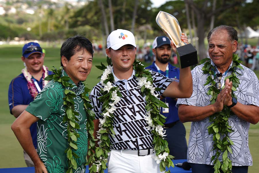 Der Golfspieler Si Woo Kim hält ein Pokal hoch