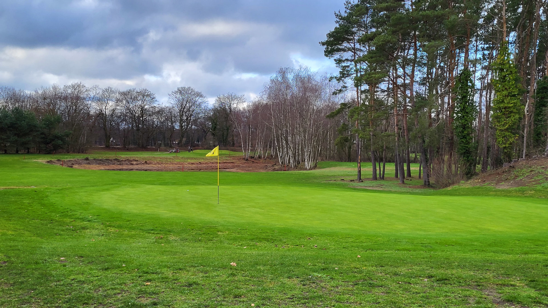 Ein Golfplatz mit einer gelben Flagge in der Mitte