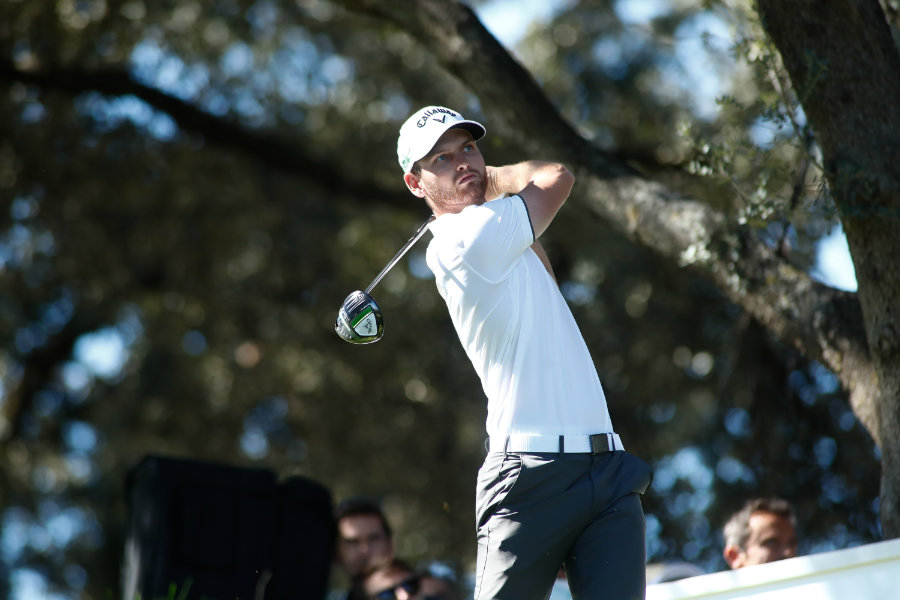 Der Golfspieler Daniel Gavins macht einen Aufschlag