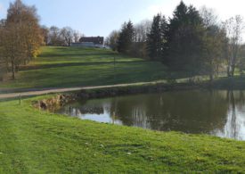 Ein Clubhaus und ein See auf einem Golfplatz