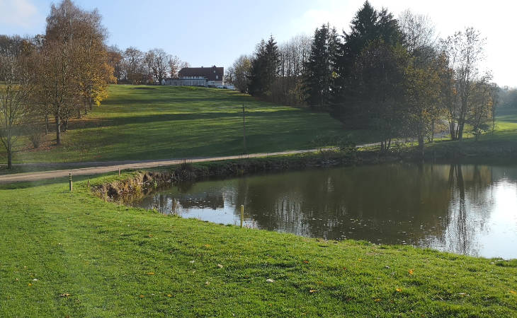 Ein Clubhaus und ein See auf einem Golfplatz