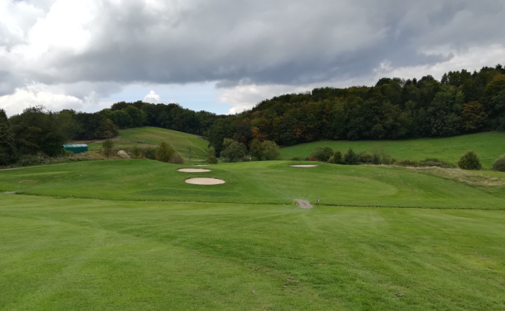 Sandbunker und Hügel auf einem Golfplatz