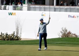 Jordan Spieth reckt den Golfschläger in die Höhe