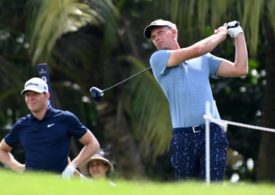 Der deutsche Golfer Marcel Siem schlägt ab, Alex Knappe schaut ihm zu