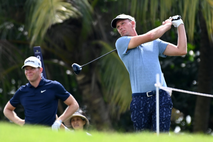 Der deutsche Golfer Marcel Siem schlägt ab, Alex Knappe schaut ihm zu