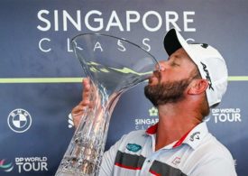 Ockie Strydom küsst Trophäe nach Sieg bei dp world tour in singapur