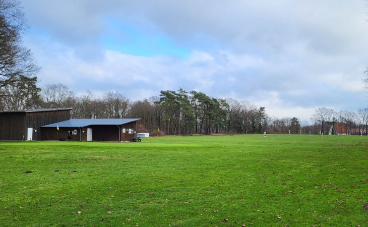 Die Driving Range eines Golfplatzes