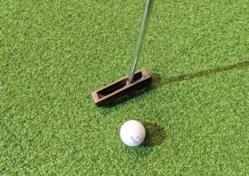 Ein Golfball und ein Golfschläger namens Putter