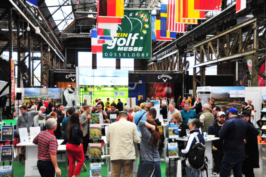 Viele Besucher auf einer Golfmesse