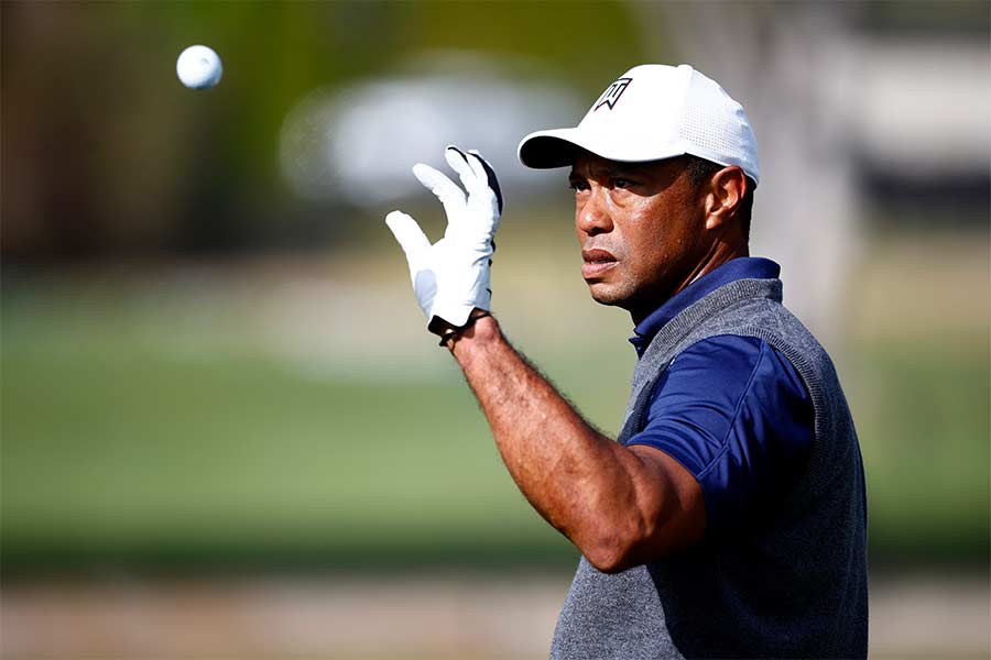 Ein Golfspieler fängt einen Golfball