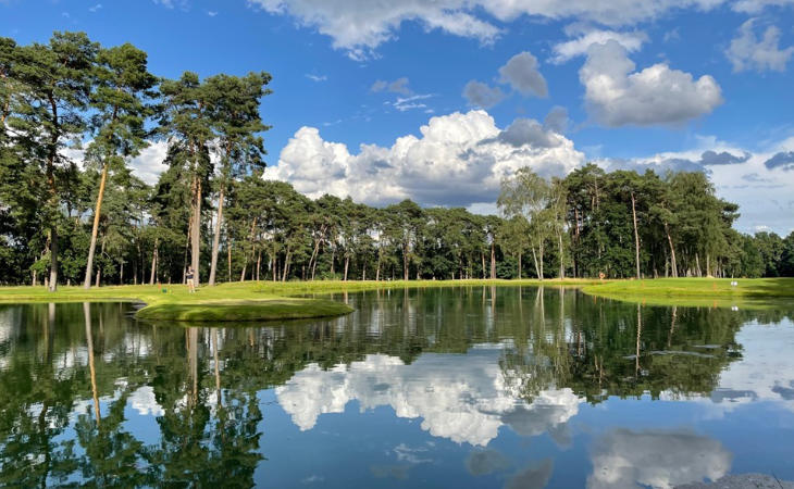 Ein See und Bäume auf einem Golfplatz