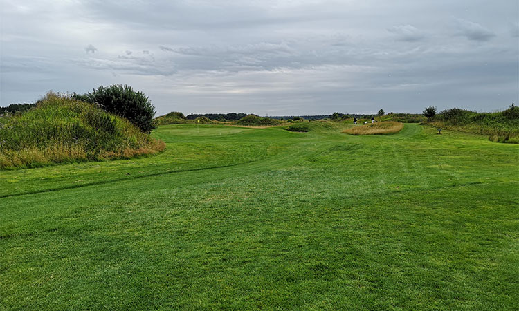 Ein hügliger Golfplatz