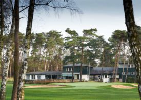Ein Golf-Clubhaus inmitten von Bäumen