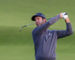 Jorge Campillo führt einen Schlag mit dem Golfschläger aus