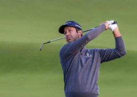 Jorge Campillo führt einen Schlag mit dem Golfschläger aus