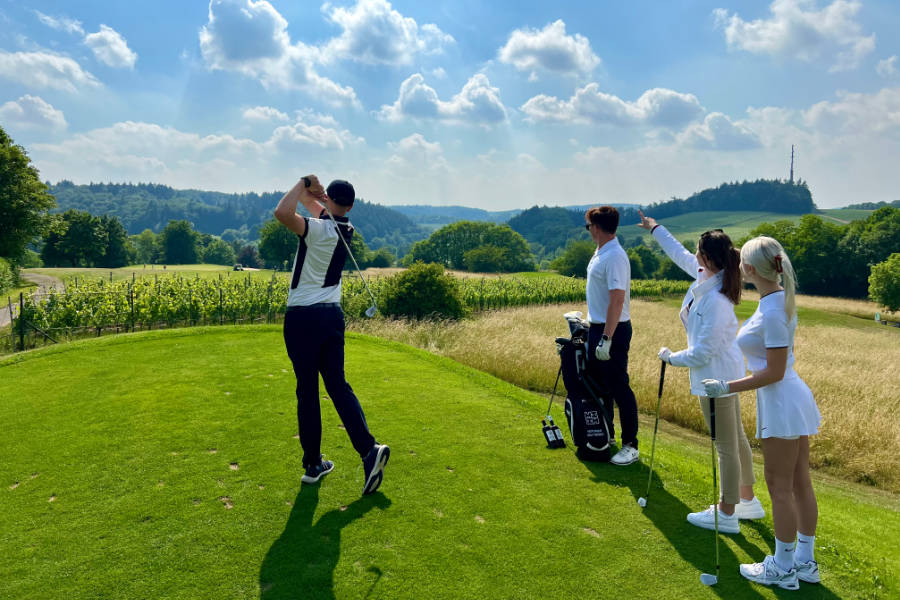 Junge Golfer auf einem Golfplatz