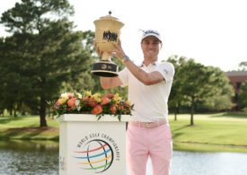 Golfer Justin Thomas stemmt die Trophäe der WGC in die Luft