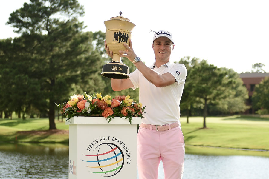 Golfer Justin Thomas stemmt die Trophäe der WGC in die Luft