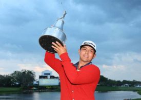 Kurt Kitayama posiert mit Trophäe