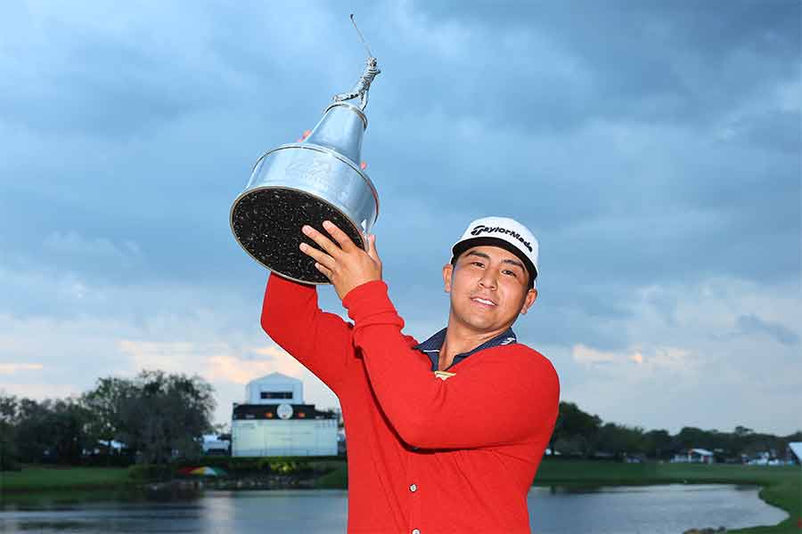 Kurt Kitayama posiert mit Trophäe