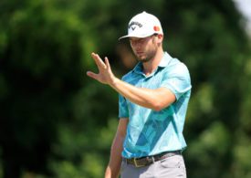 Golfer Sam Burns kneift ein Auge zu