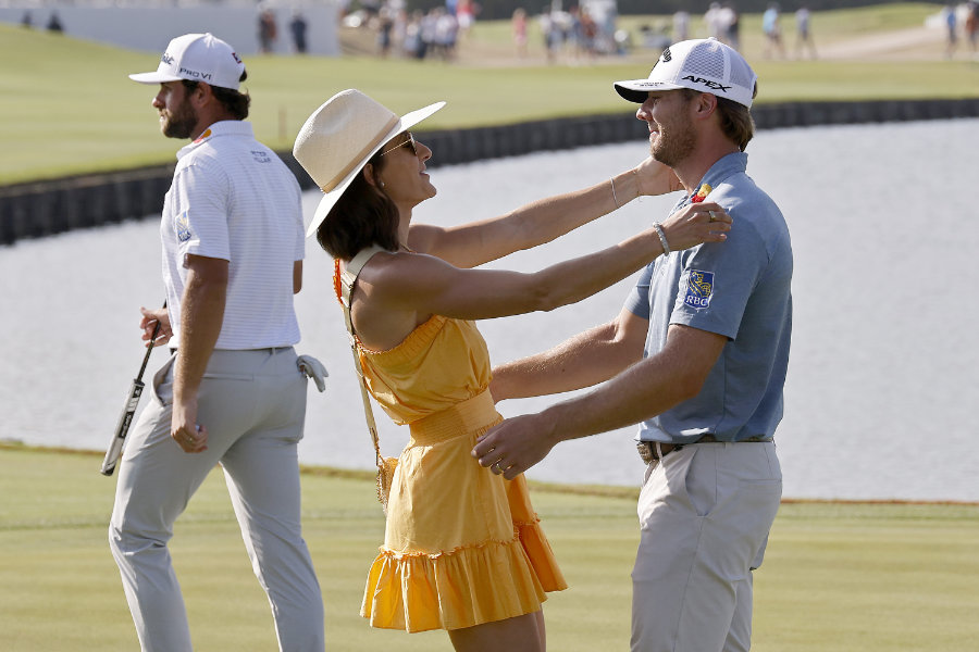 Golfer Sam Burns umarmt seine Frau