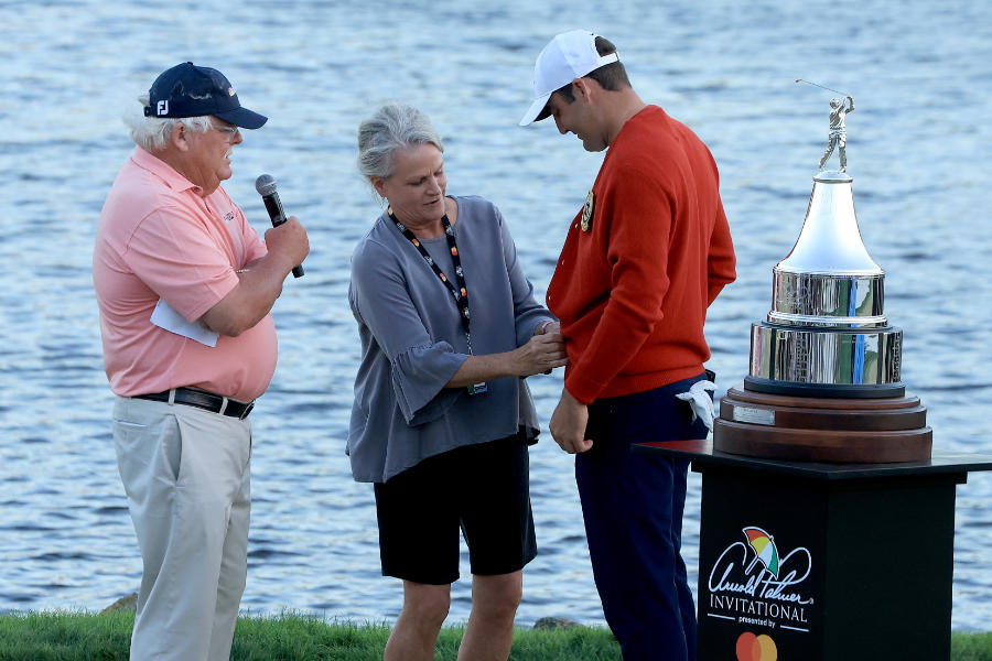 Scottie Scheffler bekommt die rote Strickjacke des Arnold Palmer Invitational