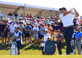 Golfer Sergio Garcia beim Abschlag mit dem Driver, dahinter Caddies und Zuschauer