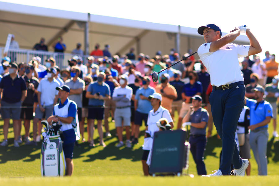 Golfer Sergio Garcia beim Abschlag mit dem Driver, dahinter Caddies und Zuschauer