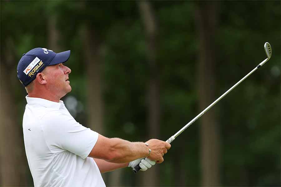 Der Golfspieler Shaun Norris schwingt ein Golfschläger