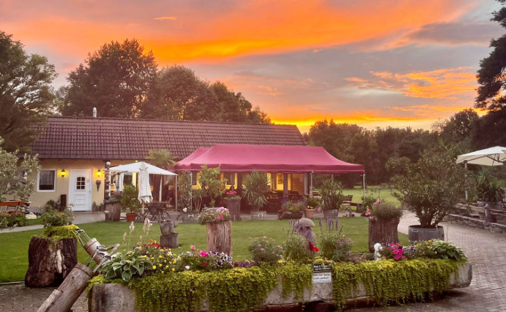 Das Clubhaus eines Golfclubs im malerischen Abendrot