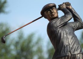 Eine Bronze Statur von einem Golfspieler der einen Golfschläger schwingt