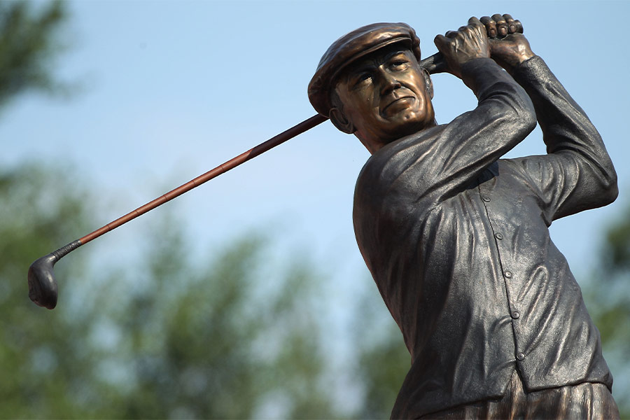 Eine Bronze Statur von einem Golfspieler der einen Golfschläger schwingt